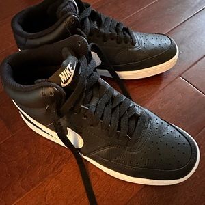 Women’s Nike high top sneakers- like new condition, size 8